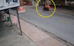 Nam shipper bị xe container hất tung lên vỉa hè, camera chỉ ra lỗi chí mạng