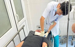 Lào Cai: Tài xế taxi bị khách kề dao vào cổ, phải nhập viện cấp cứu