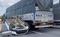 Xe du lịch lật chổng vó sau va chạm với xe tải