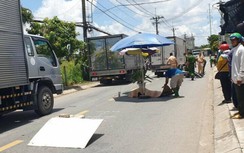 Xe máy bất ngờ lao dốc tông xe tải, cụ ông tử vong tại chỗ