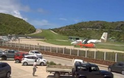 Video khoảnh khắc máy bay nhỏ đâm trực thăng gãy cánh