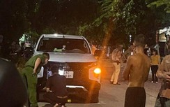 Lùi xe thiếu quan sát, tài xế bán tải tông bé trai hơn 1 tuổi tử vong