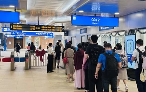 Khách đi metro, xe buýt TP.HCM tăng mạnh khi giá xăng leo thang