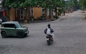 Ô tô con tông người đi xe máy giữa ngã tư