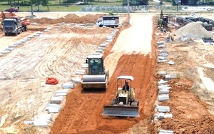 Công nhân miệt mài thi công dự án tái định cư đường sắt tốc độ cao giữa nắng gắt ở Huế