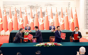 Viet Nam, China sign two railway cooperation agreements during high-level visit