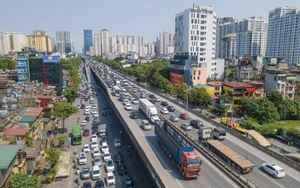 Ngày đầu nghỉ lễ: Giao thông cửa ngõ Hà Nội quá tải, nhiều tuyến đường kẹt cứng