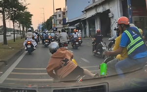 Len lỏi vượt ẩu, người phụ nữ đi xe máy ngã sõng soài trước đầu ô tô