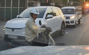 Bất ngờ băng ngang từ góc khuất, người đi xe máy bị ô tô húc ngã