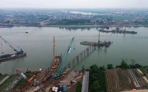 Lăng kính xây dựng 22/7: Hà Nội thúc tiến độ 7 cầu vượt sông Hồng, vướng ở đâu xử lý ở đó