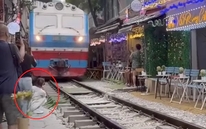 Thông tin bất ngờ vụ cô gái ngồi sát đường tàu ở Hà Nội bị tàu hỏa hất văng điện thoại