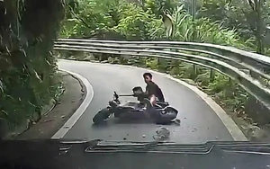 Thót tim xe điện chạy ngược chiều, trượt ngã ngay trước đầu ô tô
