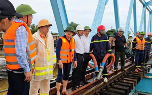 Quảng trị: Nỗ lực giải cứu 3 sà lan mắc kẹt ở cầu đường sắt và cầu đường bộ Mỹ Chánh