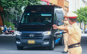 Hà Nội: CSGT bí mật ghi hình, xử lý loạt xe Limousine đón trả khách trái phép