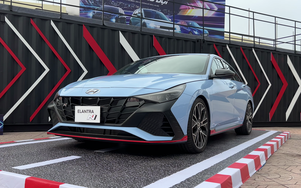 Cận cảnh Hyundai Elantra N - xe hiệu năng cao Hyundai đầu tiên tại Việt Nam