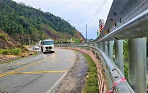 Nỗ lực ngăn nguy cơ sạt lở, chia cắt giao thông trên đường đèo Khánh Lê mùa mưa lũ