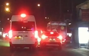 Bon chen vượt phải, ô tô con mắc kẹt giữa xe tải và xe 16 chỗ