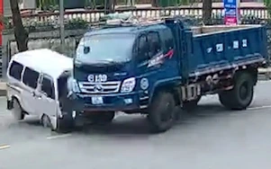 Hai ô tô tông trực diện ở ngã ba, đầu xe van bẹp dúm