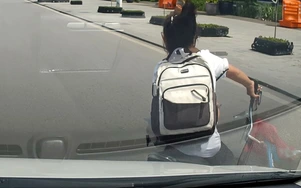 Nữ sinh tạt ngang đầu ô tô, tài xế phanh gấp vẫn không tránh kịp