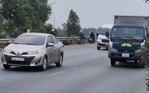 Xe máy đi ngược chiều, quay đầu trái phép trên quốc lộ 18