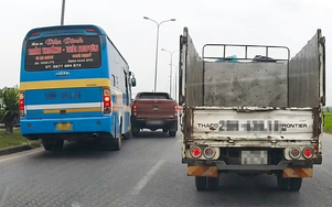 Tài xế xe bán tải tạt đầu "trả đũa" ô tô khách, gây tai nạn