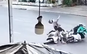Quay đầu xe máy không quan sát, cô gái bị tông ngã