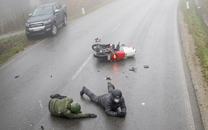 Xe bán tải mất lái khi vượt tại khúc cua, gây tai nạn