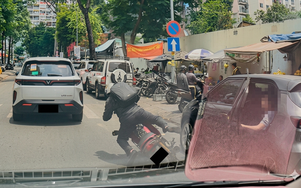 Mở cửa ô tô bất cẩn khiến người đi xe máy ngã trên phố