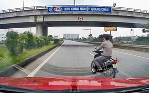 Đùa với tử thần, người đàn ông đi xe máy vô tư lạng lách giữa cao tốc