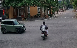 Ô tô con tông người đi xe máy giữa ngã tư