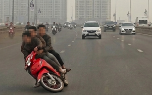 Xe máy chở ba người lạng lách ở làn ô tô, ngã trên cầu Nhật Tân