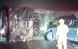 Bản tin TNGT 17/4: Ô tô chở 12 khách lật trên cao tốc Nội Bài - Lào Cai, 5 người bị thương