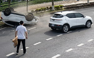 Taxi dừng xe đón khách giữa đường gây tai nạn tại Bắc Ninh