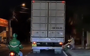 Cố lách vượt ẩu, người đi xe máy ngã sát bánh ô tô tải