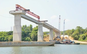 Toàn cảnh lao dầm cầu Hiếu Liêm nối đôi bờ sông Đồng Nai