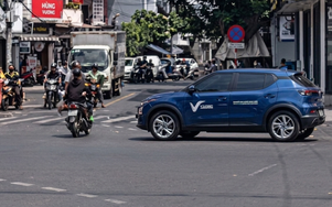 Vượt đèn đỏ, xe máy bị ô tô tông văng giữa giao lộ