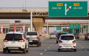 Những chiếc xe đầu tiên lăn bánh trên cao tốc Biên Hòa - Vũng Tàu trong ngày đầu khai thác