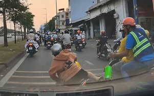 Len lỏi vượt ẩu, người phụ nữ đi xe máy ngã sõng soài trước đầu ô tô