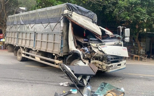 Bản tin TNGT 6/4: Cabin xe tải bẹp dúm sau va chạm trên quốc lộ 6 qua Phú Thọ