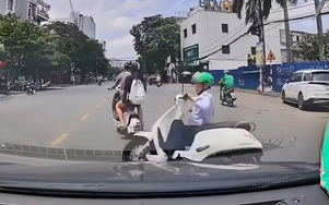 Tạt đầu xe máy, hai thiếu niên khiến người đàn ông ngã trước đầu ô tô