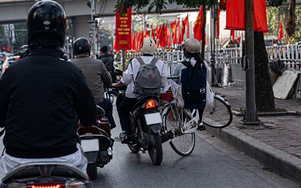 Vít ga luồn lách giữa phố đông, nam sinh tông ngã người đi xe đạp rồi bỏ chạy ở Hà Nội