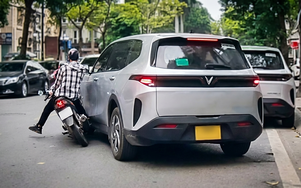 Thiếu quan sát, xe máy tông thẳng ô tô đang nhập làn