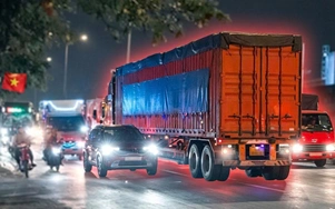 Bất chấp nguy hiểm,  xe container đi ngược chiều để vào bãi