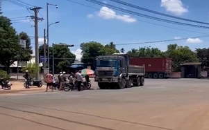 Tai nạn giao thông 8/5: Xe ben va chạm xe máy ở Đồng Nai, bé trai 4 tuổi tử vong