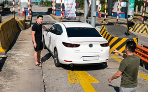 Tài xế tạt đầu chen hàng, dừng xe giữa trạm thu phí cao tốc để đấu khẩu