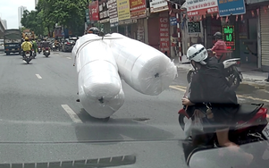 Xe máy chở hàng cồng kềnh vượt ẩu, quệt người phụ nữ ngã vào đầu ô tô