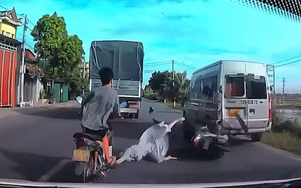 Luồn lách vượt xe tải, xe máy tông ô tô dừng đỗ