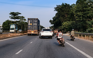 Bốn thanh niên đi xe máy phóng nhanh, lạng lách, đâm trực diện 2 ô tô