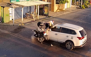 Phóng nhanh qua ngã tư, xe máy chở ba tông thẳng vào ô tô