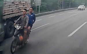 Luồn lách giữa cao tốc, xe máy đâm thẳng vào đuôi xe tải